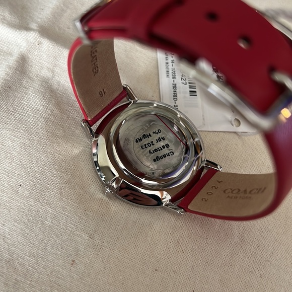 Beautiful ❤️ coach women watch - Picture 5 of 8